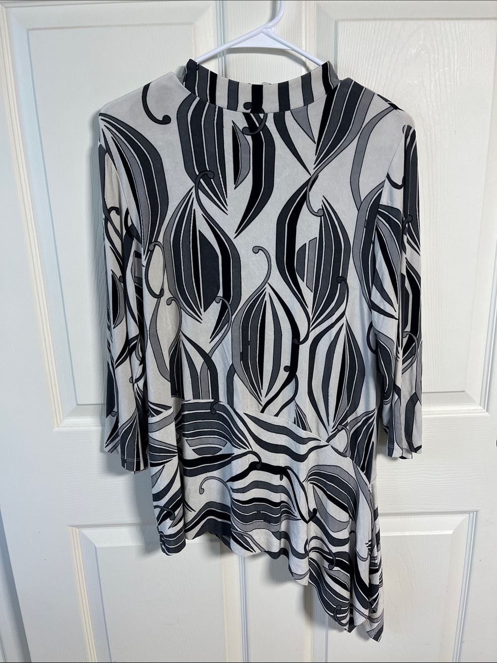 Chico's Travelers Black and White Asymmetrical Graphic Zip-Back Top